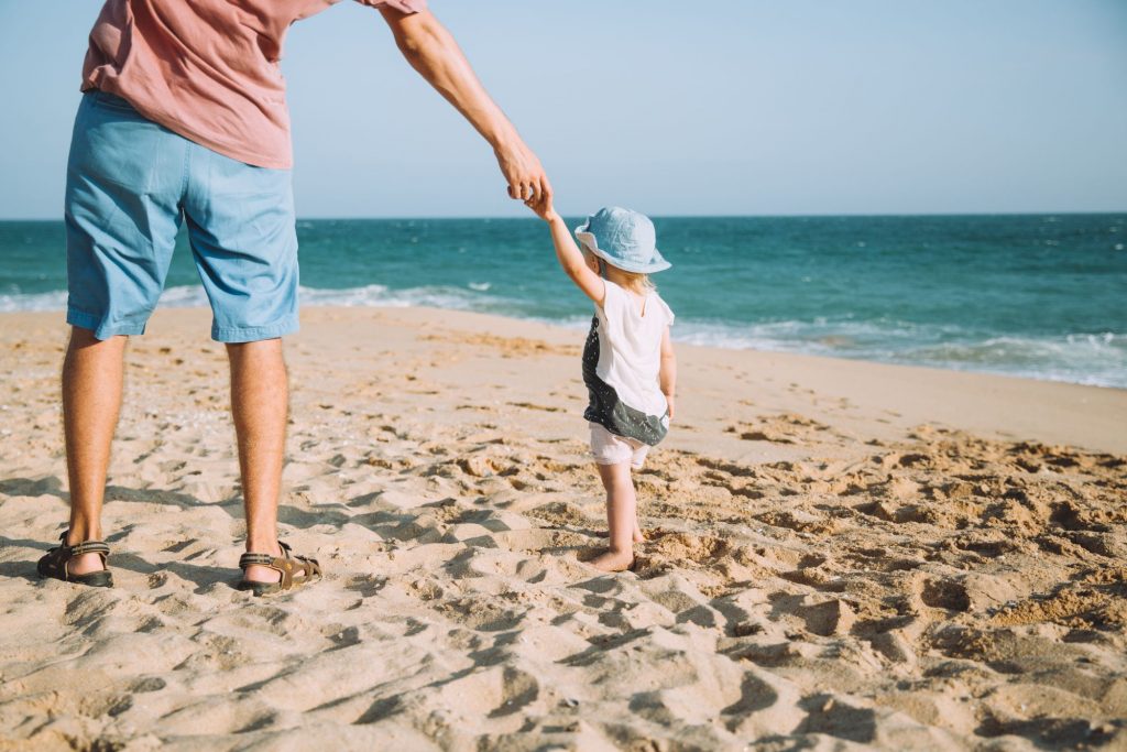 Vai levar o bebê à praia? Veja o que não pode faltar para garantir segurança e conforto